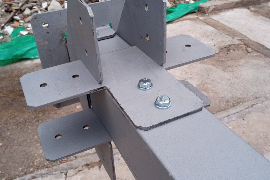 Varžtinės jungties su plok&scaron;tėmis nuotrauka i&scaron; tikrosios KitBolt konstrukcijos