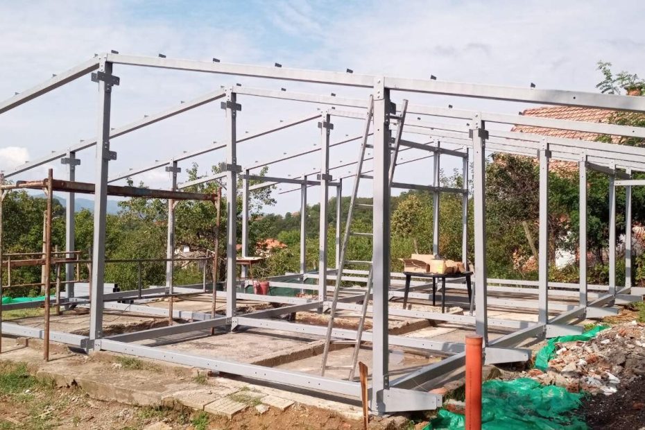 Tikrosios KitBolt metalinės konstrukcijos nuotrauka surinkimo metu